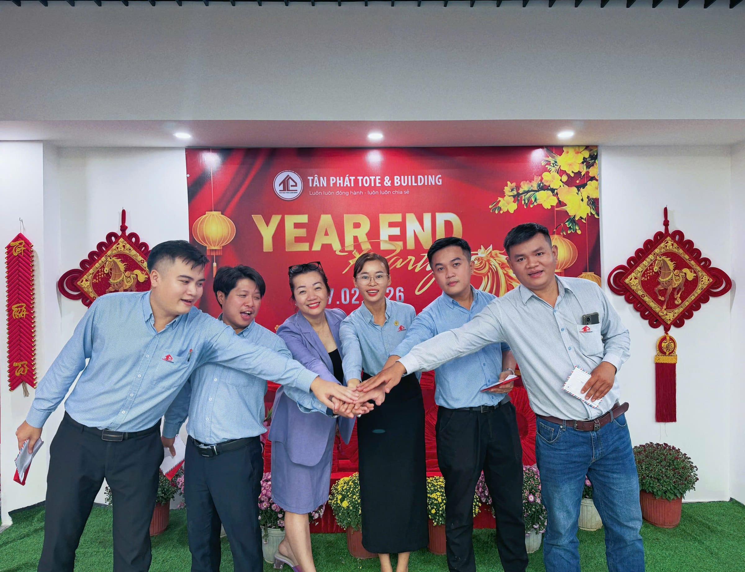 Nhân sự Tân Phát đặt tay thể hiện sự quyết tâm và đồng lòng