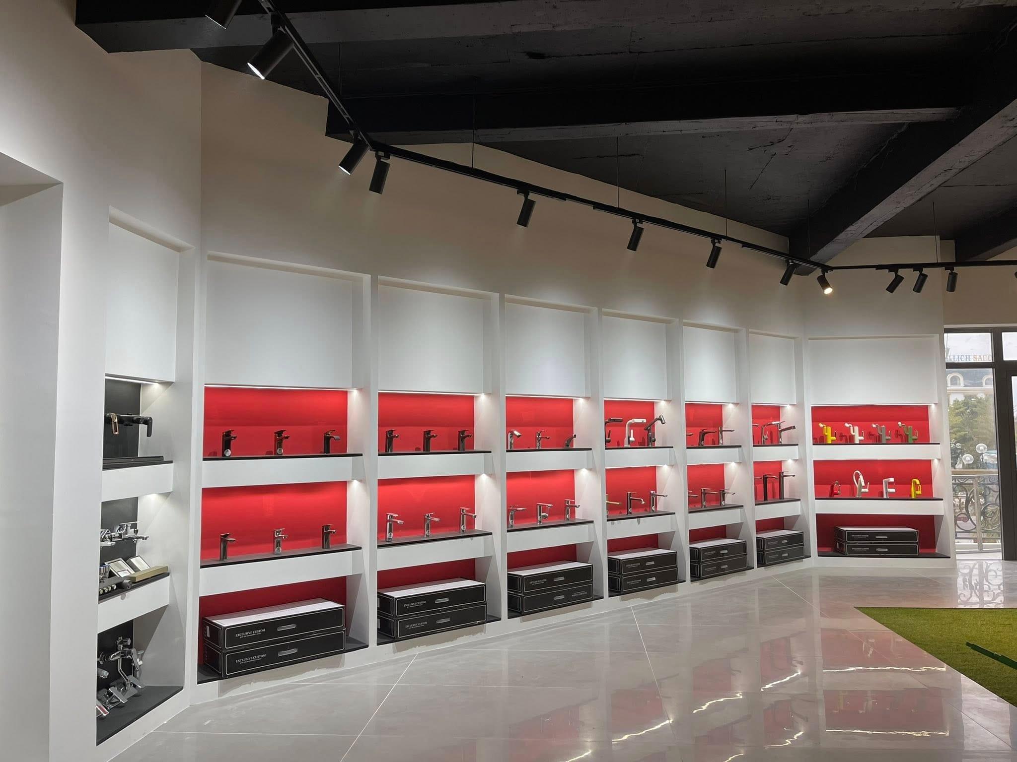 Showroom Tân Phát trưng bày sản phẩm trên kệ mặt tiền màu đỏ