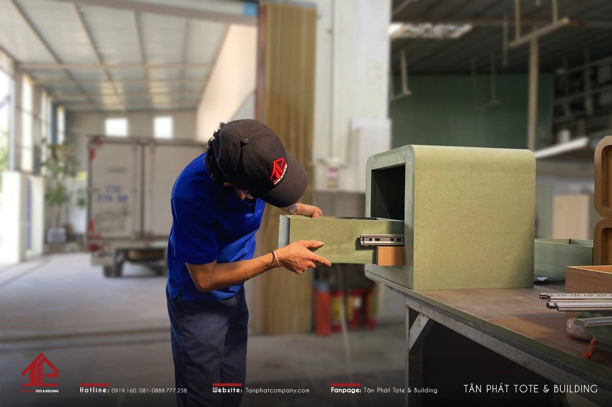 Thợ tại xưởng nội thất Tân Phát Furniture lắp ráp sản phẩm