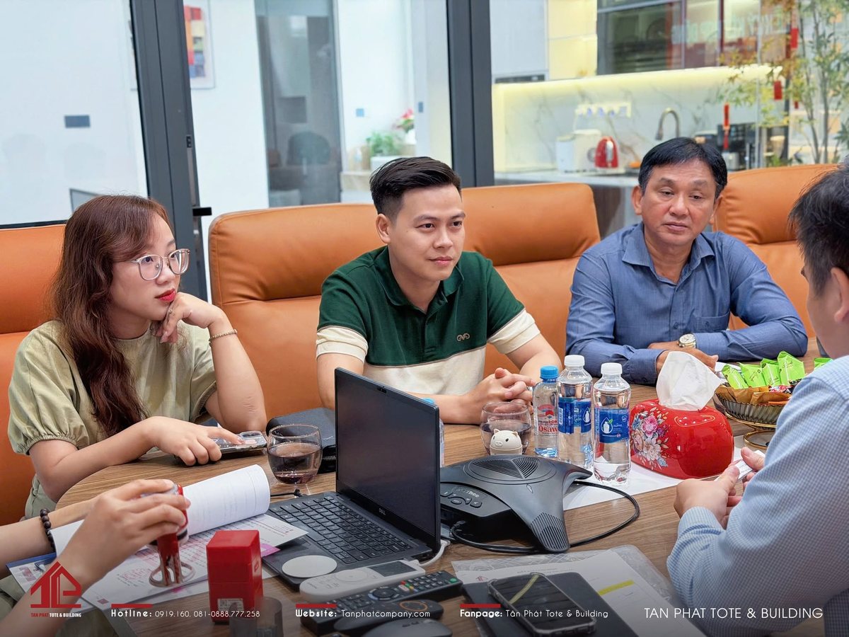 Buổi ký kết hợp đồng tại phòng họp, trên bàn có hồ sơ và con dấu