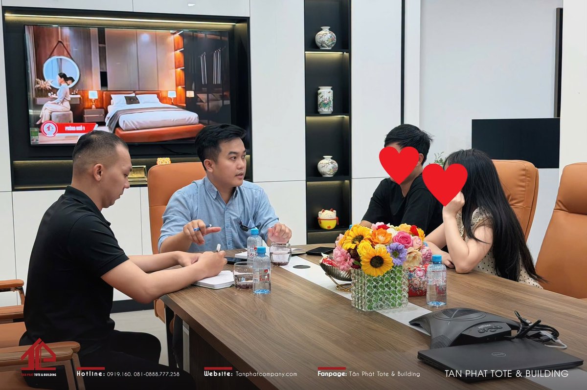 Buổi tư vấn với gia chủ tại bàn họp của công ty