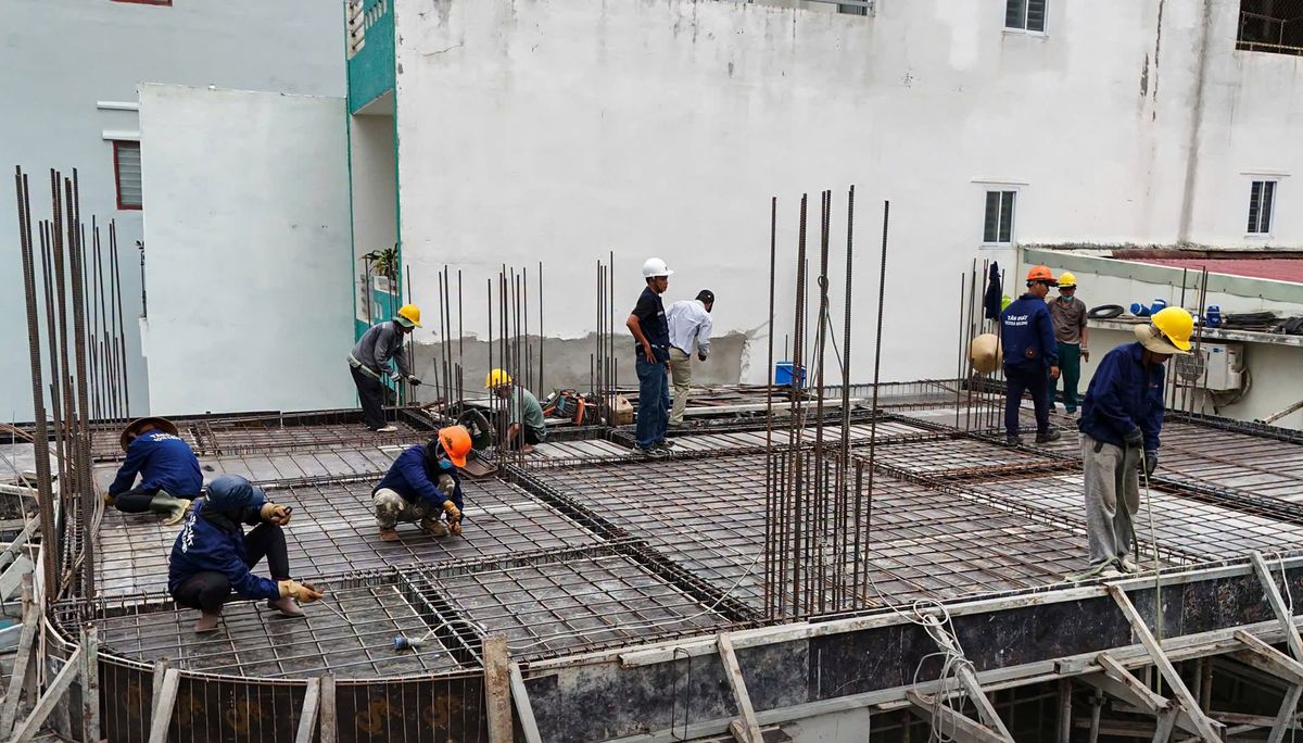 Công nhân buộc thép sàn, kỹ sư Tân Phát đứng giám sát