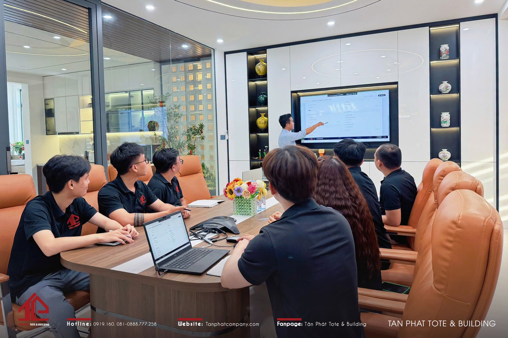 Đội thiết kế Tân Phát học dùng AI trong buổi đào tạo nội bộ tại văn phòng Quy Nhơn